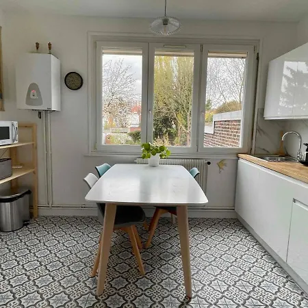 La Chambre Jaune Maison Avec Grande Terrasse Et Garage Prive Casa de Férias *
