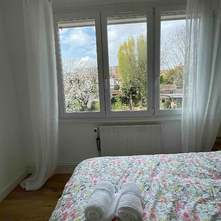 Casa de Férias La Chambre Jaune Maison Avec Grande Terrasse Et Garage Prive Lille